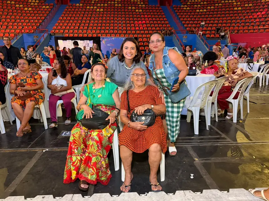 Secretária da Seel, Ana Paula Alves com as participantes da Festa Junina