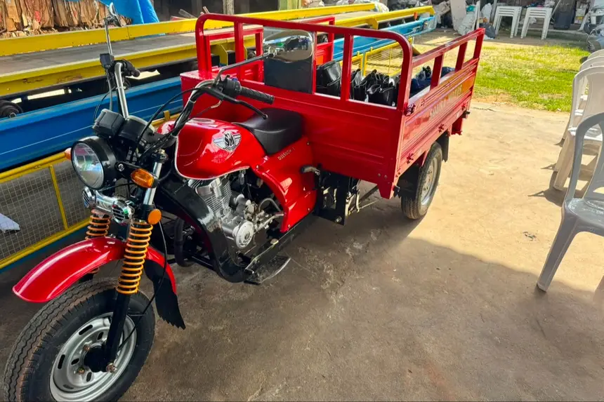 Semas entregou um triciclo de carga (tuk-tuk), além de uma prensa hidráulica de 35 toneladas e 50 bombonas de 20 litros