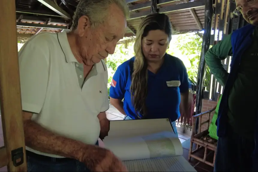 A médica-veterinária da Sedap, Anelise Ramos, recebe informações do proprietário da Fazenda Mironga sobre os estudos acerca do búfalo.