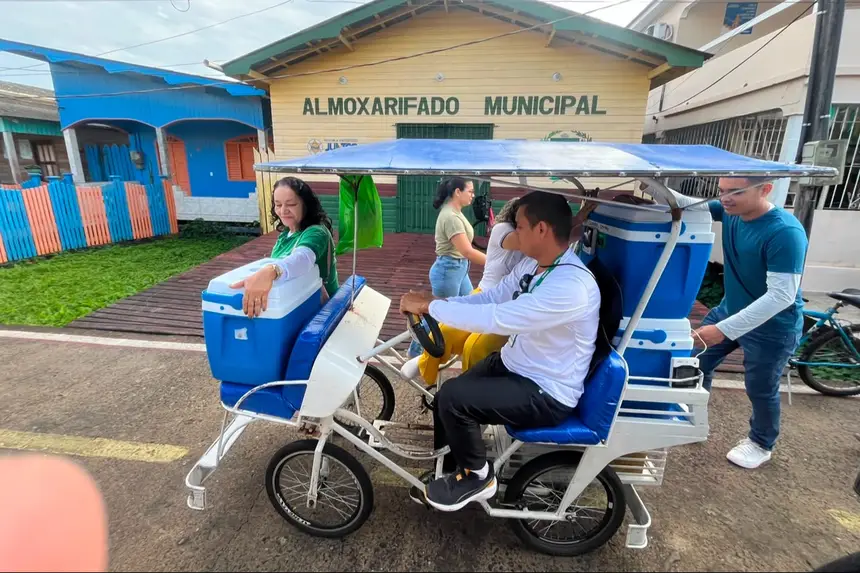 Equipe transportando vacinas pelas ruas de Afuá