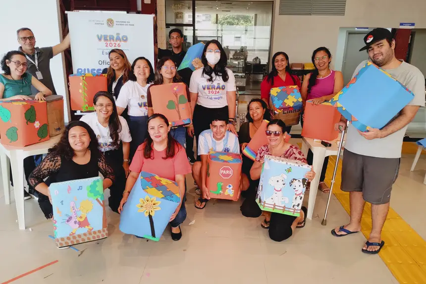 Participantes da oficina de puffs ecológicos promovida pela Seju