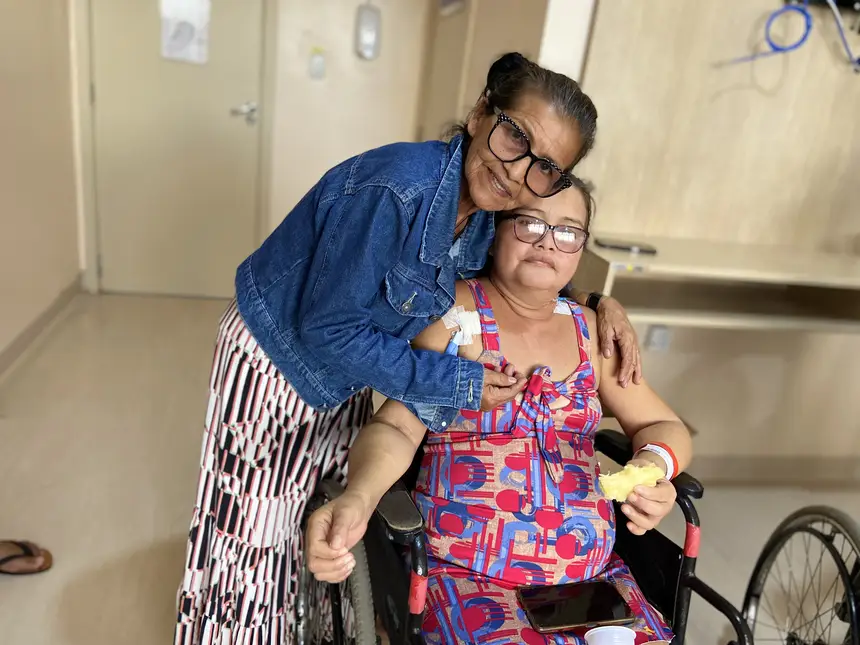 Usuária Nilcilene Irles de Souza, 43 anos, participa do momento de humanização acompanhada de sua mãe durante o piquenique promovido pelo HRPC.