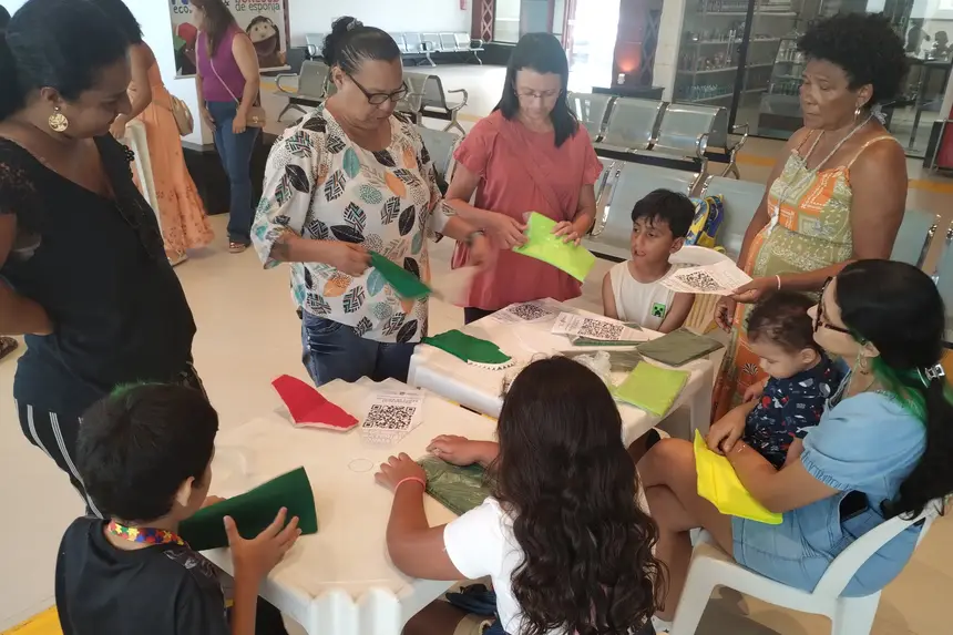 Instrutota orienta os participantes nos primeiros passos para confecção dos bonecos artesanais