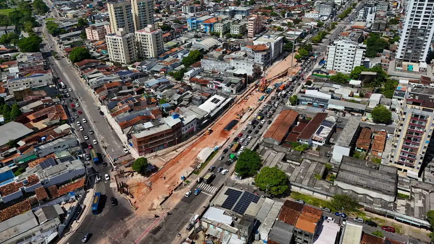 Obras do novo viaduto da avenida João Paulo II: elevado vai resolver gargalos de trânsito na região