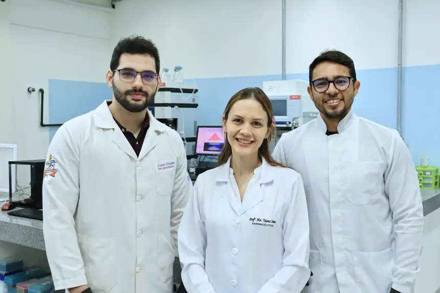Luís Teixeira, Taiana Simas e Carlos Ribeiro, doutorandos do Programa de Pós-Graduação em Biotecnologia