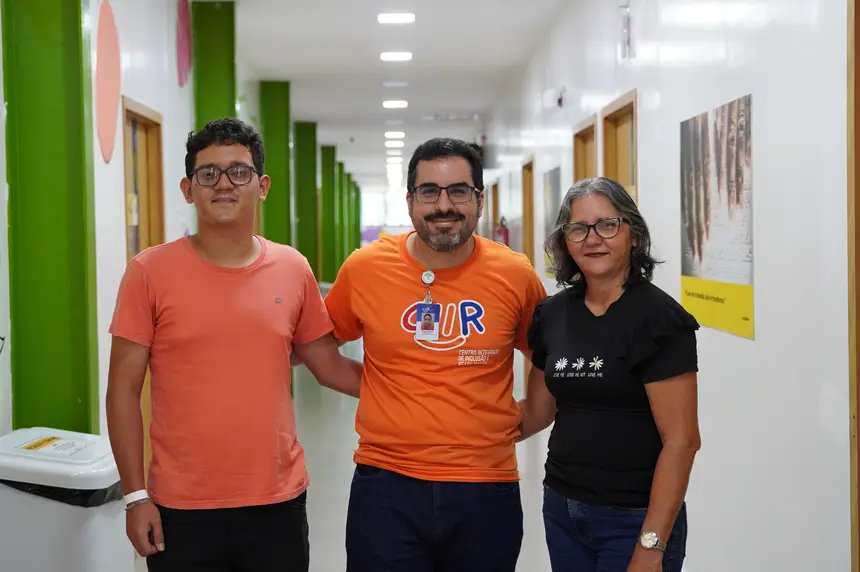 Psicólogo Tiago Santos ao lado de Ricardo e Joceia