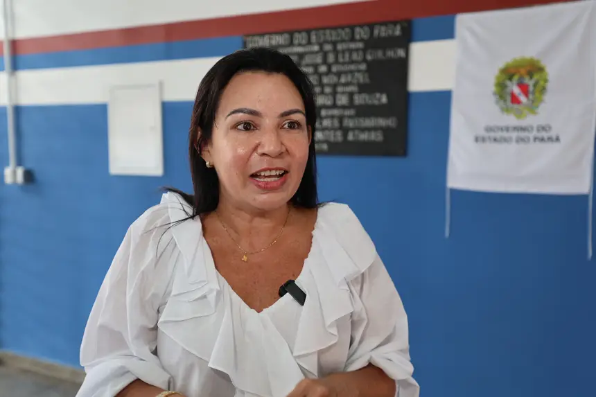 Roberta Santana - diretora da escola