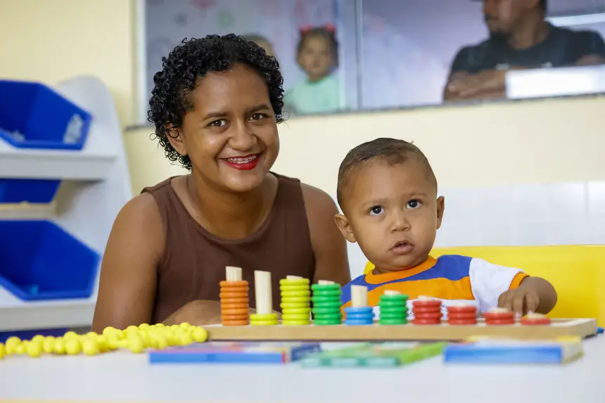 Ana Jackeline da Silva, mãe Ravi Júnior, de dois anos <div class='credito_fotos'>Foto: Pedro Guerreiro / Ag. Pará &nbsp;&nbsp;|&nbsp;&nbsp; <a href='/midias/2026/originais/20261002130840-GF00027882-F00549190.jpg' download><i class='fa-solid fa-download'></i> Download</a></div>