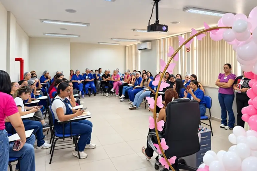 Profissionais de diferentes setores participam de ações educativas e de conscientização sobre o câncer de mama.