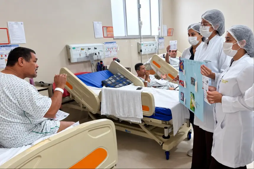 Pacientes participam de atividade educativa sobre escolhas alimentares mais saudáveis.