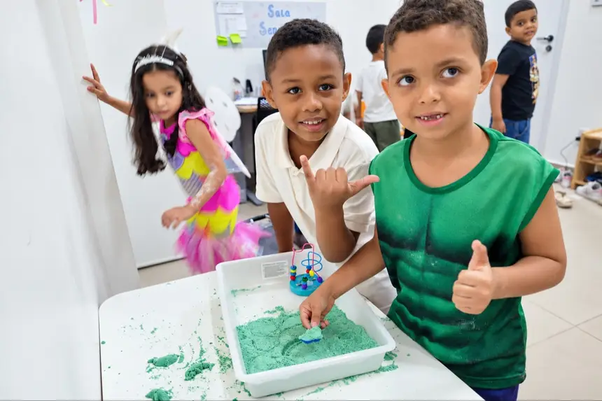 Crianças exploram novas habilidades em atividades de estímulo sensorial.