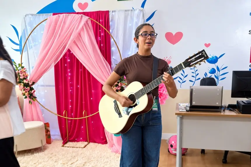 Apresentação musical leva emoção e acolhimento às pacientes oncológicas.