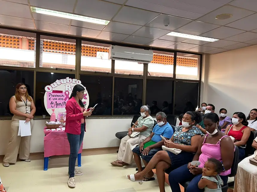 Pacientes que aguardavam consultas de mastologia participaram de orientações sobre prevenção e diagnóstico precoce do câncer de mama durante a programação do Outubro Rosa no HGT