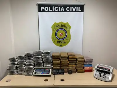 notícia: Mulher é presa em flagrante com 78 tabletes de cocaína em condomínio de Belém