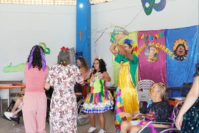 notícia: CIIR e abrigo estadual promovem alegria e socialização a idosos com bailinho de Carnaval
