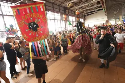 notícia: Em cenário amazônico, bailinho reúne famílias em tarde de folia na Estação das Docas