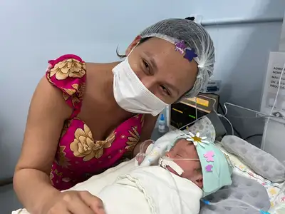 notícia: Terapeuta ocupacional do HC desenvolve guia para preparar famílias de bebês cardiopatas após alta hospitalar