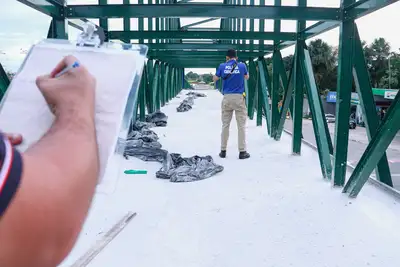 notícia: Polícia Científica realiza perícia em passarela da Avenida Júlio César após indícios de risco estrutural