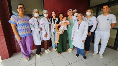 notícia: Após 452 dias de internação, menino de 3 anos recebe alta no Hospital Dr. Abelardo Santos 