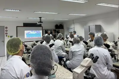 notícia: Especialista do Hoiol ensina acadêmicos a detectar sinais precoces de leucemia em exames de sangue