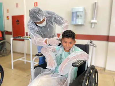 notícia: Corte de cabelo muda rotina de pacientes internados no Hospital Metropolitano