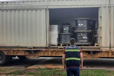 notícia: Sefa apreende mais de 36 mil garrafas de conhaque, gado e material elétrico