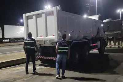 notícia: Sefa apreende um caminhão e alimentos 