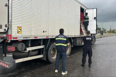 notícia: Fiscais da Sefa apreendem máquina agrícola, 50 toneladas de soja e açaí