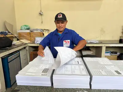 notícia: Seduc inicia distribuição de Cadernos de Recomposição da Aprendizagem para alunos da rede estadual