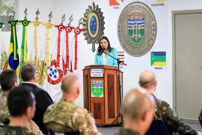 notícia: Governadora Hana Ghassan participa de palestra magna em curso de alta formação do Exército, em Belém