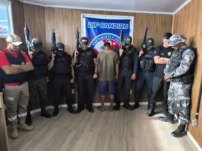 notícia: Agentes da Base Fluvial Candiru, em Óbidos, prendem foragido da Justiça durante fiscalização