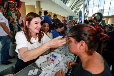 notícia: Governadora Hana Ghassan entrega mais de 1,5 mil novos óculos de grau a moradores de Ananindeua