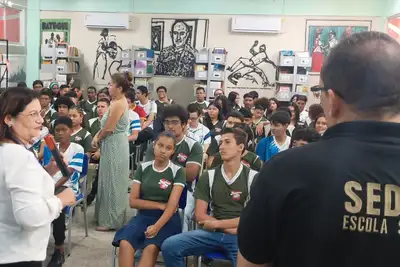 notícia: Combate à violência mobiliza estudantes na Escola Raymundo Martins Vianna, em Belém