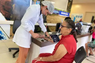 notícia: HRPC promove ação de conscientização e prevenção à hipertensão com usuários e acompanhantes