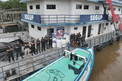 notícia: Agentes da Base Fluvial Antônio Lemos apreendem carga ilegal de cigarro