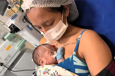 notícia: Método Canguru fortalece vínculo entre famílias e bebês na UTI Neonatal do HGT