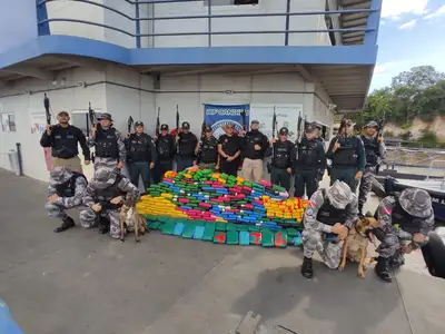 notícia: Agentes da Base Candiru apreendem 357 kg de drogas em embarcação no Baixo Amazonas