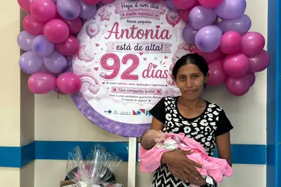 notícia: Após 92 dias na UTI Neonatal, bebê prematura recebe alta no Hospital Geral de Tailândia 