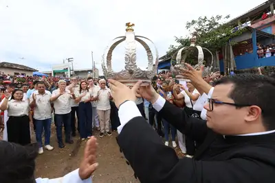 notícia: Governadora Hana Ghassan participa do tradicional Círio Fluvial do Divino Espírito Santo em Moju