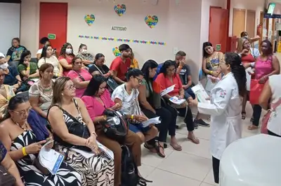 notícia: Projeto “Minutos que Cuidam” leva informação e acolhimento aos usuários da Policlínica Metropolitana