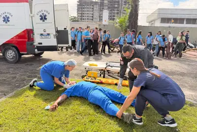 notícia: Hospital Metropolitano promove simulação realística de acidente de trânsito para alunos da rede municipal de ensino
