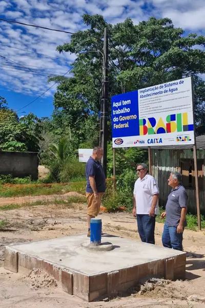 Equipe de engenharia da Secir com o morador Ranilson Raniere