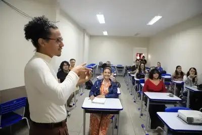 notícia: Estado fortalece inclusão e acesso à formação em Libras na rede pública de ensino