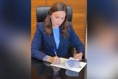notícia: Governadora Hana Ghassan sanciona lei que obriga agressores de mulheres a ressarcir custos das tornozeleiras eletrônicas