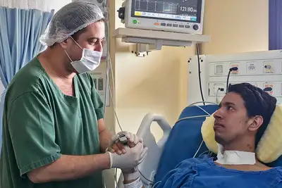 notícia: Após mais de um mês na UTI do Abelardo Santos, paciente vence complicações associadas à dengue grave