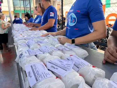 notícia: Governo do Pará entrega novos óculos de grau a moradores da Terra Firme, em Belém