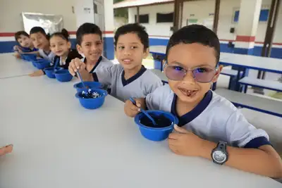 notícia: Merenda escolar valoriza cultura alimentar paraense e fortalece rotina de estudantes em escola de tempo integral de Ananindeua