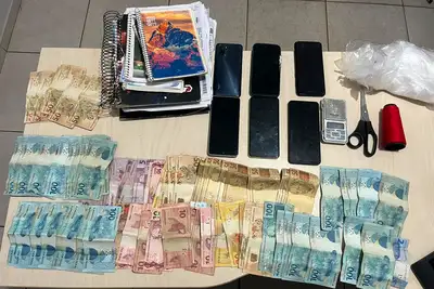notícia: Em ação integrada, Polícia Civil apreende dinheiro, celulares e objetos usados no tráfico de drogas