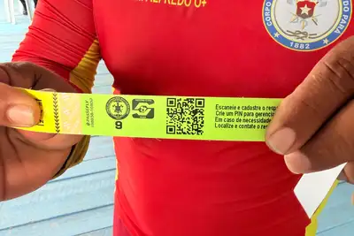 notícia: Pulseira de identificação com QR Code amplia proteção a crianças nas praias