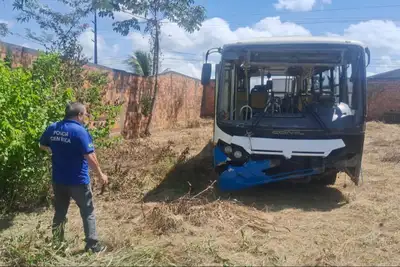 notícia: Polícia Científica realiza perícia completa em ônibus que caiu no rio em Barcarena